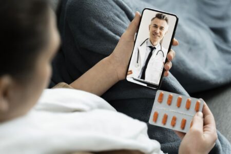 medical-teleconsultation-sick-patient-home (2)